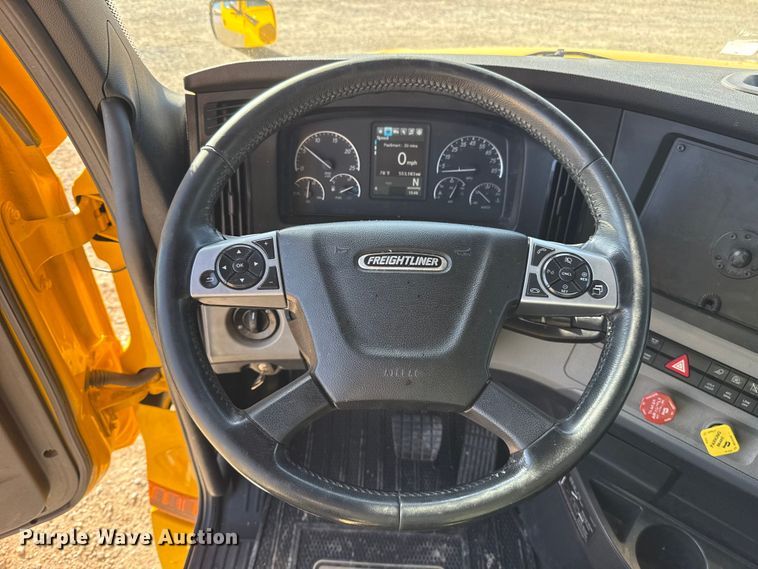 image for item ES5874 2021 Freightliner Cascadia 126 semi truck