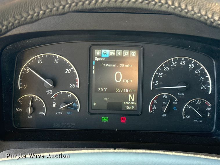 image for item ES5874 2021 Freightliner Cascadia 126 semi truck