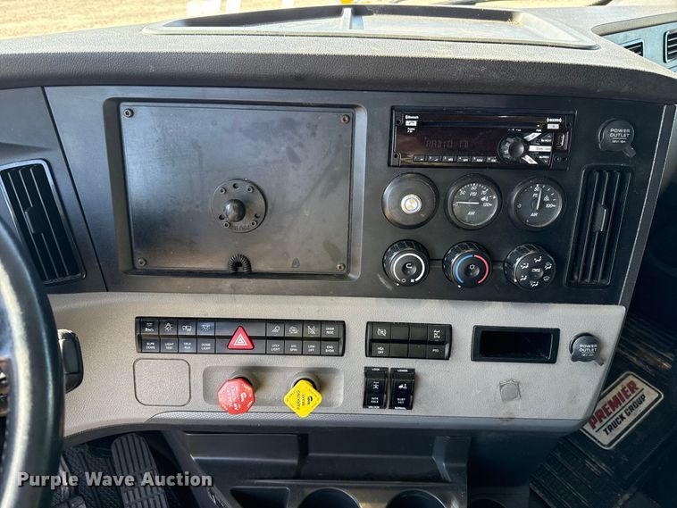 image for item ES5874 2021 Freightliner Cascadia 126 semi truck