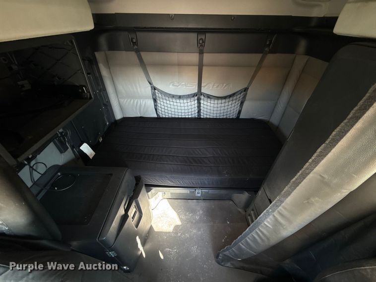 image for item ES5874 2021 Freightliner Cascadia 126 semi truck