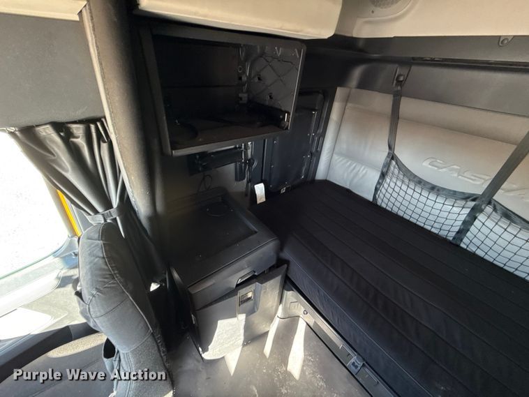 image for item ES5874 2021 Freightliner Cascadia 126 semi truck