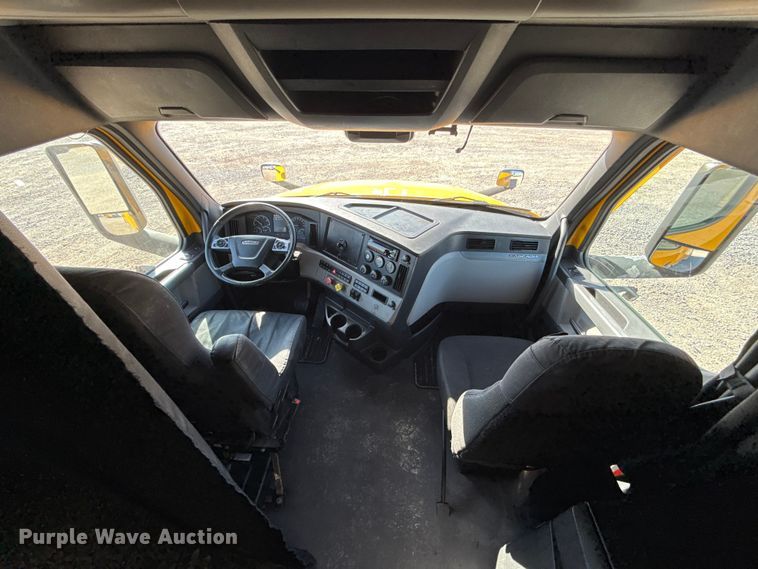 image for item ES5874 2021 Freightliner Cascadia 126 semi truck