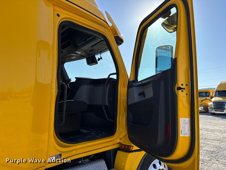 image for item ES5874 2021 Freightliner Cascadia 126 semi truck