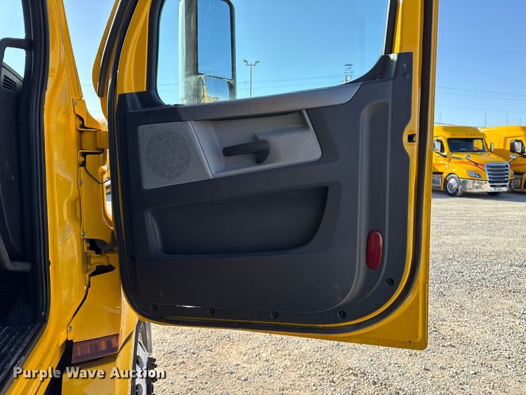 image for item ES5874 2021 Freightliner Cascadia 126 semi truck