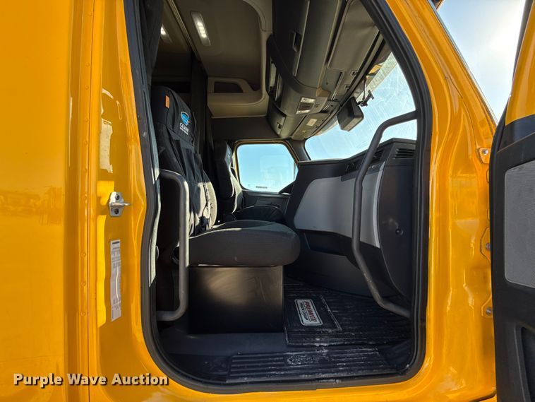 image for item ES5874 2021 Freightliner Cascadia 126 semi truck