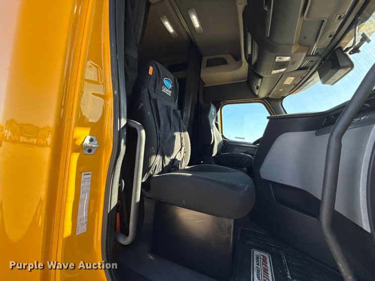 image for item ES5874 2021 Freightliner Cascadia 126 semi truck