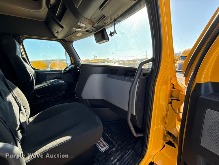 image for item ES5874 2021 Freightliner Cascadia 126 semi truck