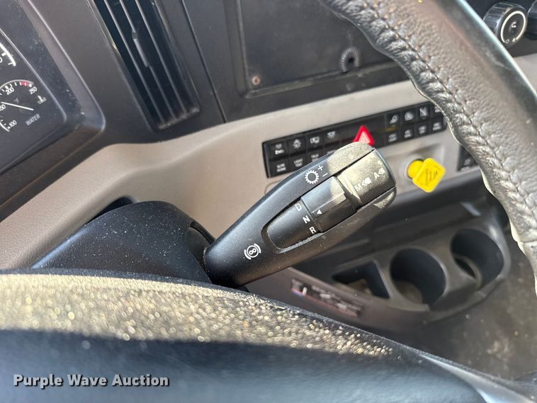 image for item ES5874 2021 Freightliner Cascadia 126 semi truck