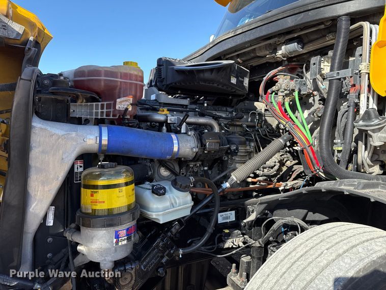 image for item ES5874 2021 Freightliner Cascadia 126 semi truck