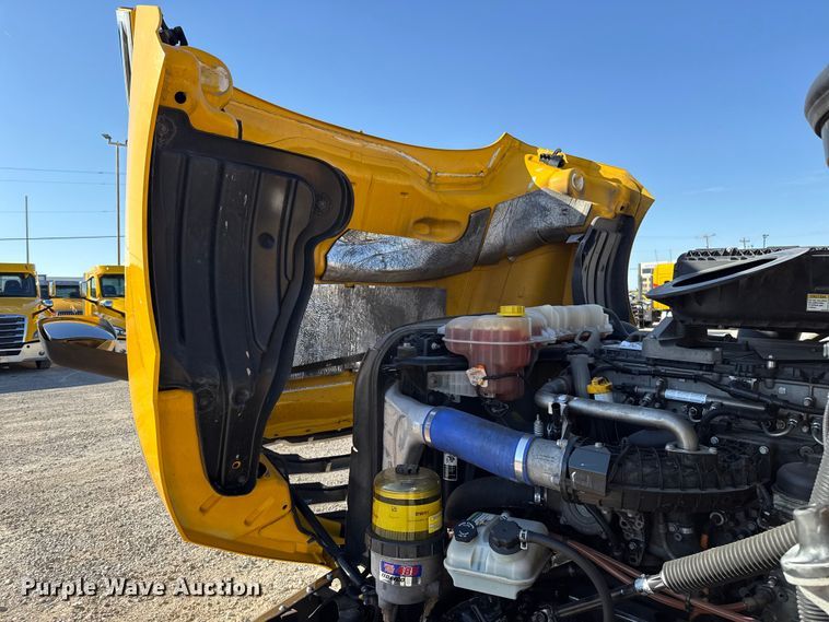 image for item ES5874 2021 Freightliner Cascadia 126 semi truck