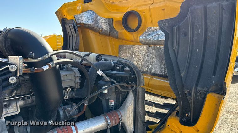 image for item ES5874 2021 Freightliner Cascadia 126 semi truck