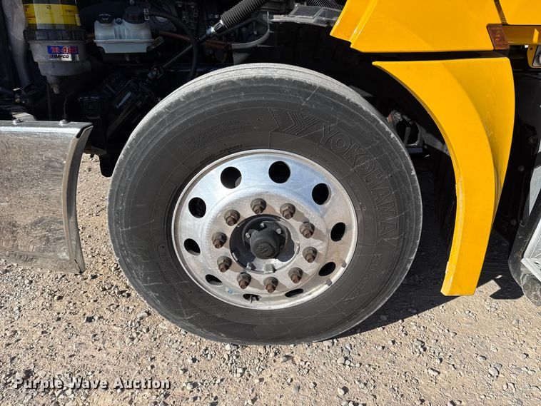 image for item ES5874 2021 Freightliner Cascadia 126 semi truck