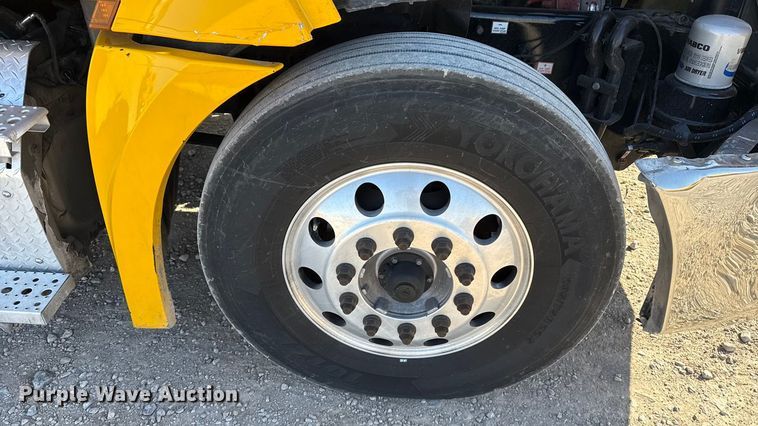 image for item ES5874 2021 Freightliner Cascadia 126 semi truck