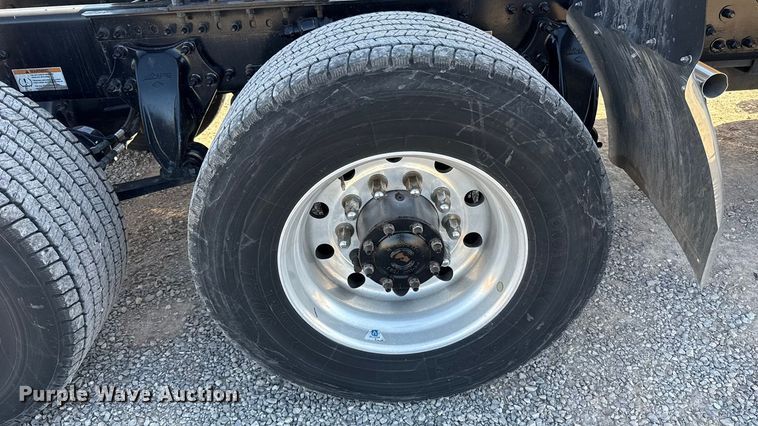 image for item ES5874 2021 Freightliner Cascadia 126 semi truck