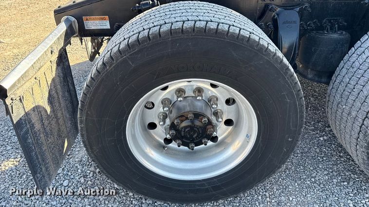 image for item ES5874 2021 Freightliner Cascadia 126 semi truck