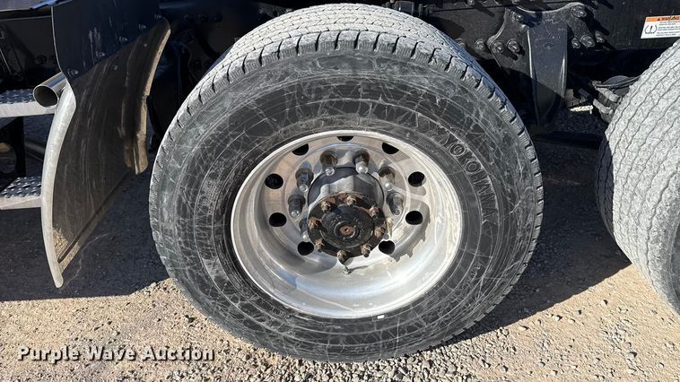 image for item ES5874 2021 Freightliner Cascadia 126 semi truck