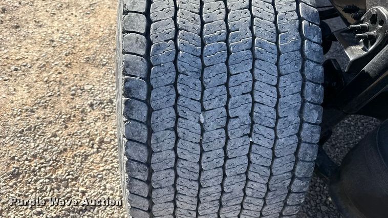 image for item ES5874 2021 Freightliner Cascadia 126 semi truck