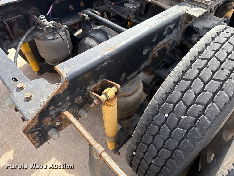 image for item ES5883 2006 Kenworth T2000 semi truck