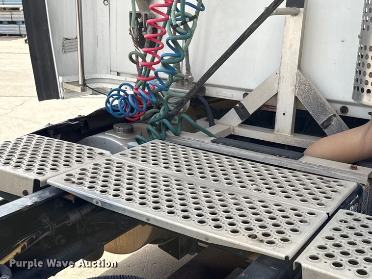 image for item ES5883 2006 Kenworth T2000 semi truck