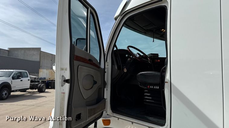 image for item ES5883 2006 Kenworth T2000 semi truck