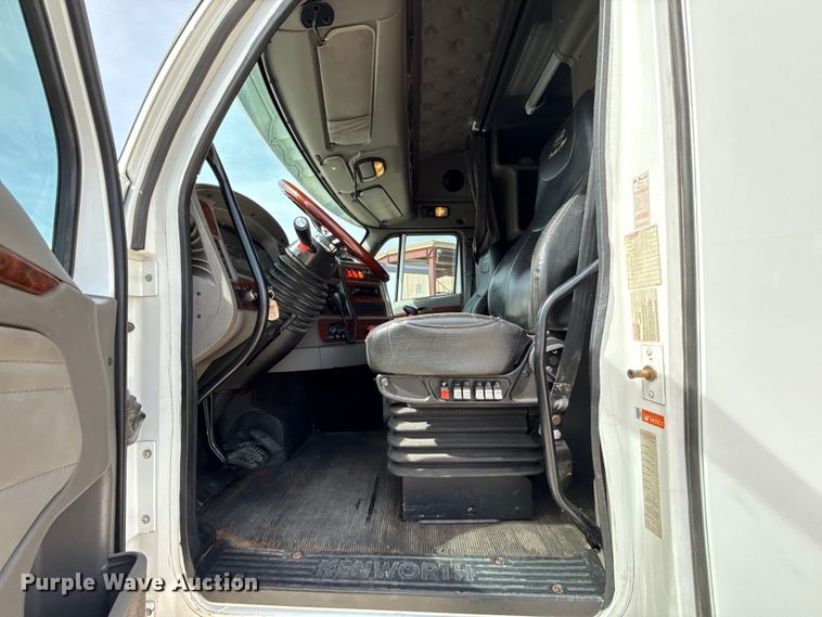 image for item ES5883 2006 Kenworth T2000 semi truck