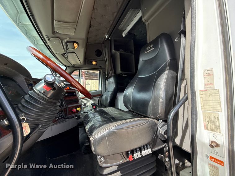 image for item ES5883 2006 Kenworth T2000 semi truck