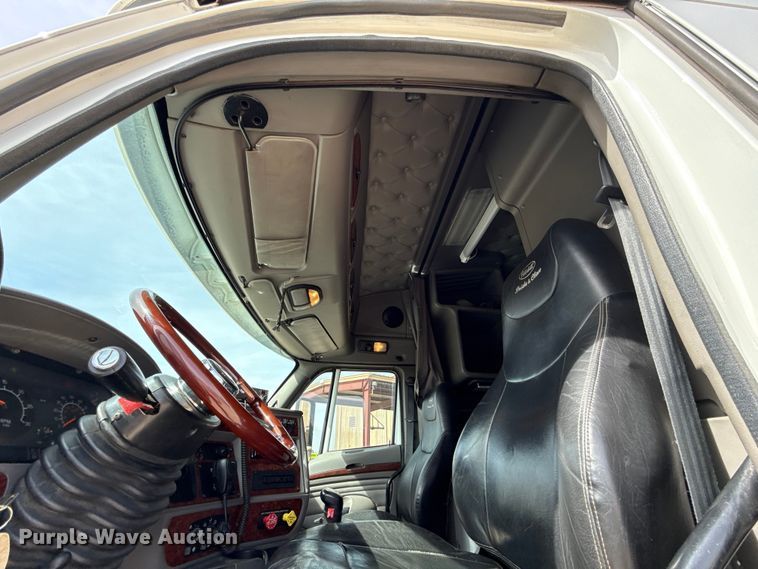 image for item ES5883 2006 Kenworth T2000 semi truck