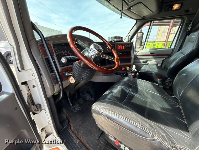 image for item ES5883 2006 Kenworth T2000 semi truck