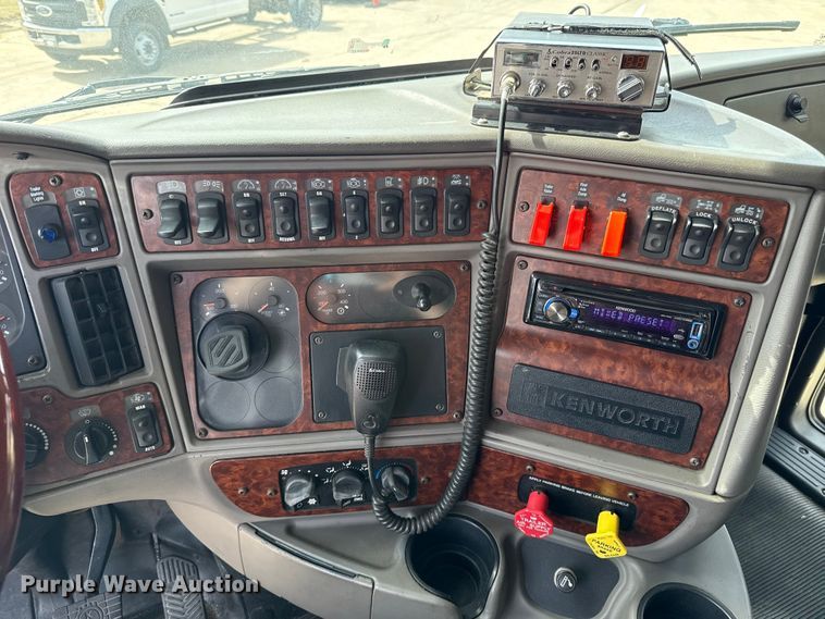 image for item ES5883 2006 Kenworth T2000 semi truck