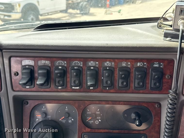 image for item ES5883 2006 Kenworth T2000 semi truck