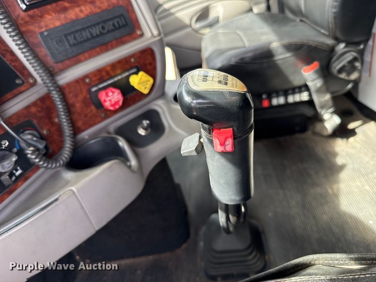 image for item ES5883 2006 Kenworth T2000 semi truck