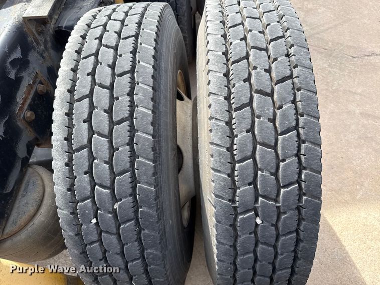 image for item ES5883 2006 Kenworth T2000 semi truck