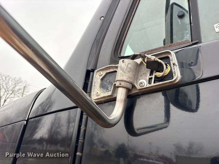 image for item ES8571 2006 Freightliner Columbia semi truck