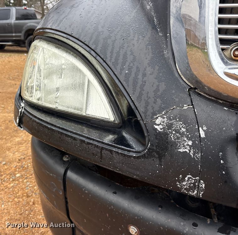 image for item ES8571 2006 Freightliner Columbia semi truck