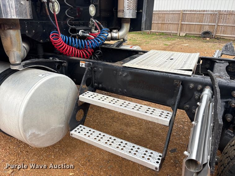 image for item ES8571 2006 Freightliner Columbia semi truck