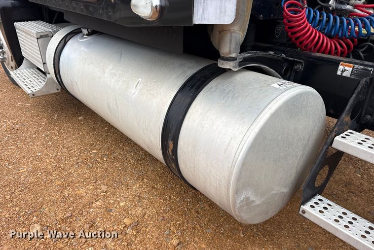 image for item ES8571 2006 Freightliner Columbia semi truck