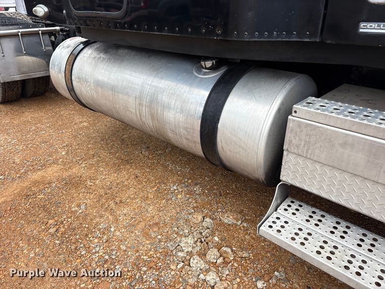 image for item ES8571 2006 Freightliner Columbia semi truck