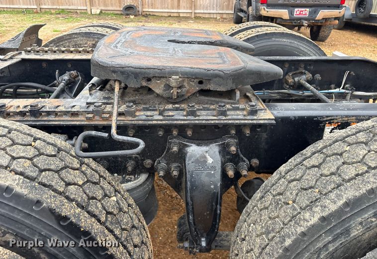 image for item ES8571 2006 Freightliner Columbia semi truck