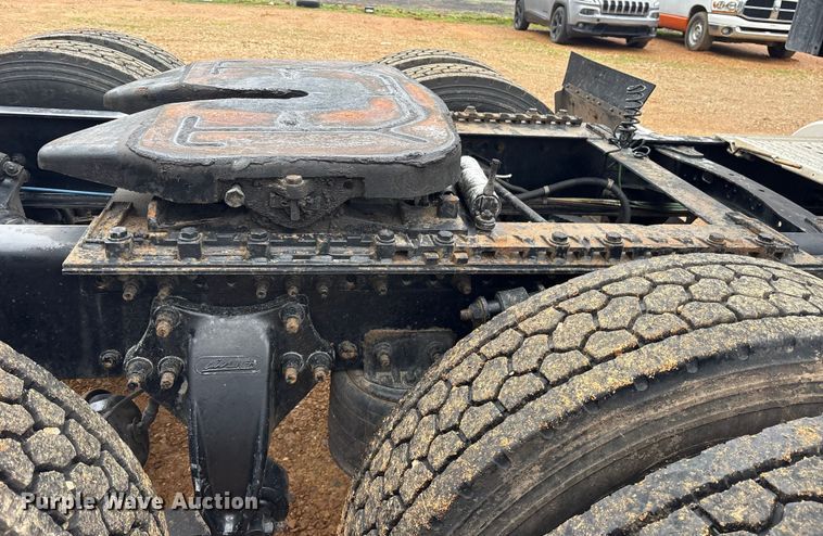 image for item ES8571 2006 Freightliner Columbia semi truck