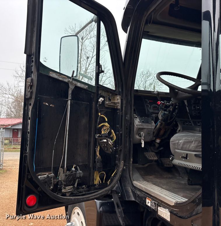 image for item ES8571 2006 Freightliner Columbia semi truck