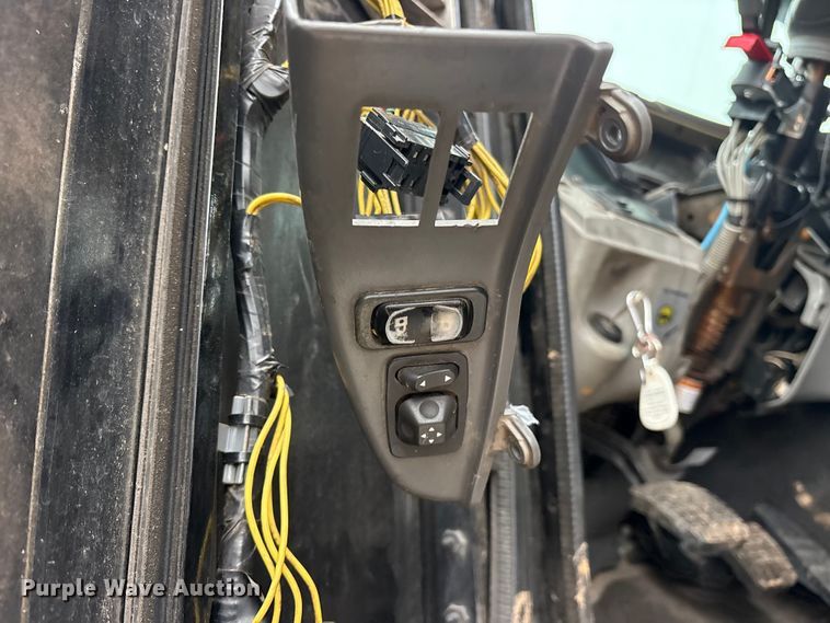 image for item ES8571 2006 Freightliner Columbia semi truck