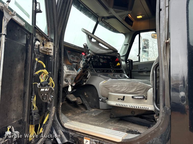 image for item ES8571 2006 Freightliner Columbia semi truck