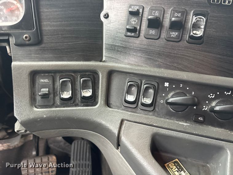 image for item ES8571 2006 Freightliner Columbia semi truck