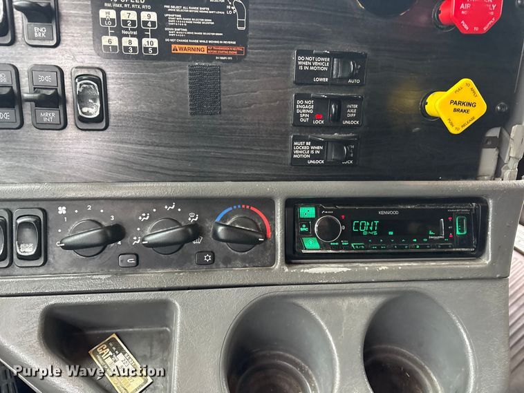 image for item ES8571 2006 Freightliner Columbia semi truck