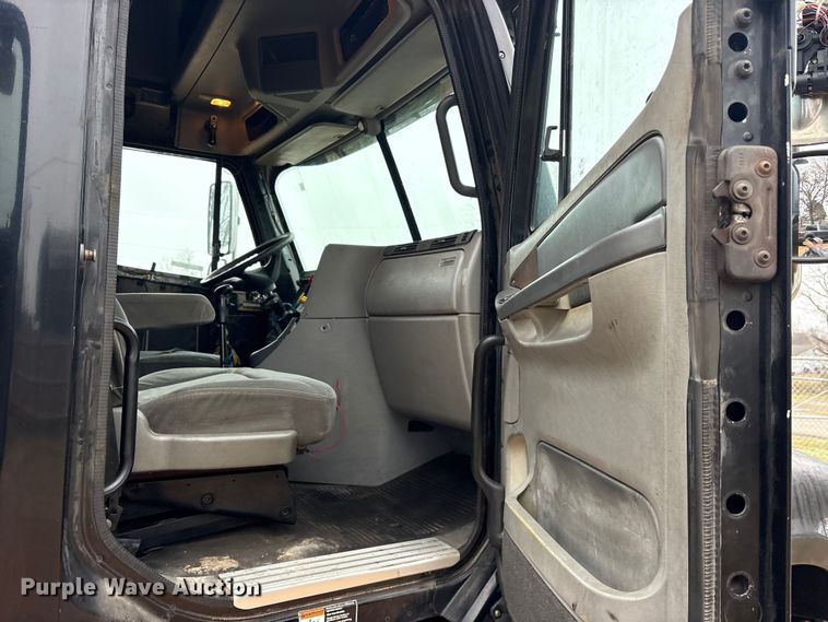 image for item ES8571 2006 Freightliner Columbia semi truck