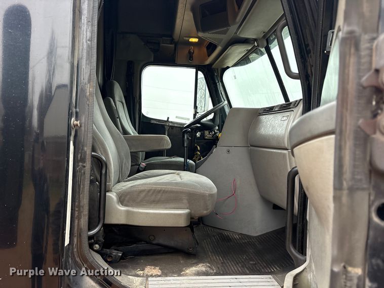 image for item ES8571 2006 Freightliner Columbia semi truck