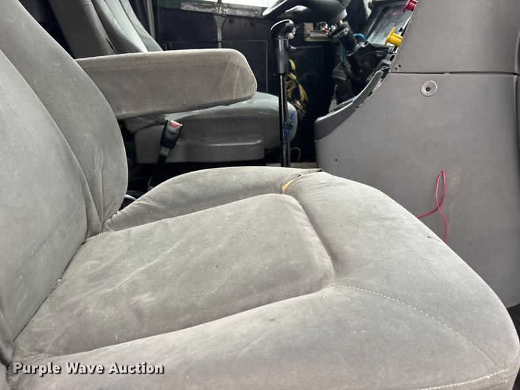 image for item ES8571 2006 Freightliner Columbia semi truck