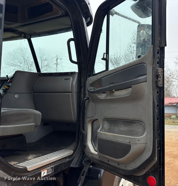 image for item ES8571 2006 Freightliner Columbia semi truck