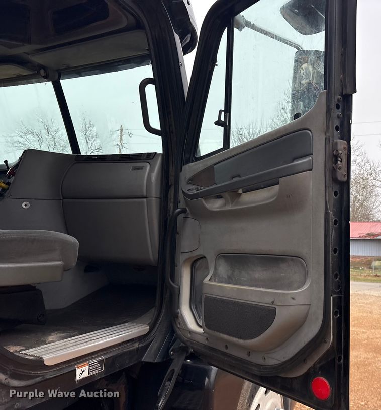 image for item ES8571 2006 Freightliner Columbia semi truck