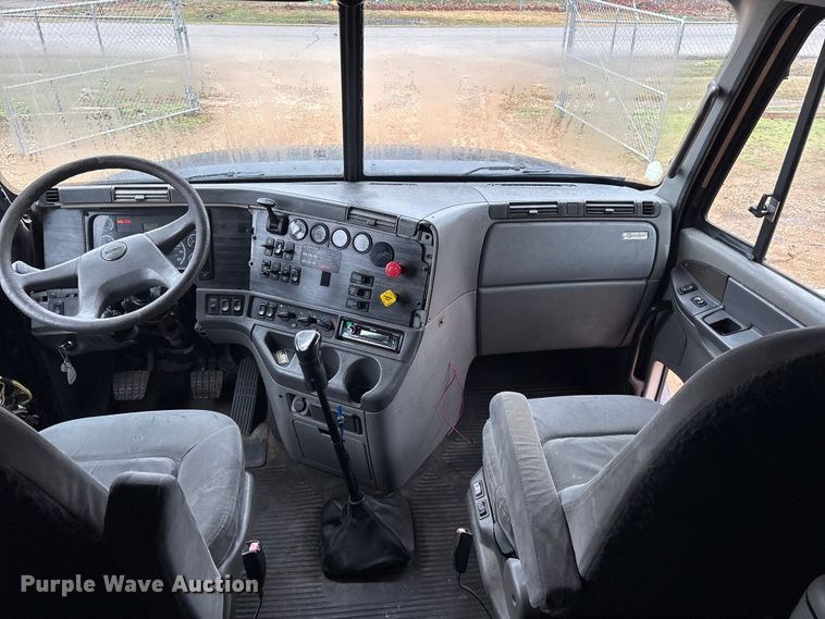 image for item ES8571 2006 Freightliner Columbia semi truck